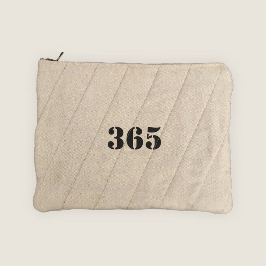Housse d'ordinateur molletonnée - Macbook pro 13 pouces - Macbook air - Comédie-Française - Stefania di Petrillo - Housses en scene - Toile de tapissiers - Coulisses de théâtre