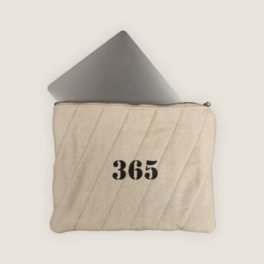 Housse d'ordinateur molletonnée - Macbook pro 13 pouces - Macbook air - Comédie-Française - Stefania di Petrillo - Housses en scene - Toile de tapissiers - Coulisses de théâtre