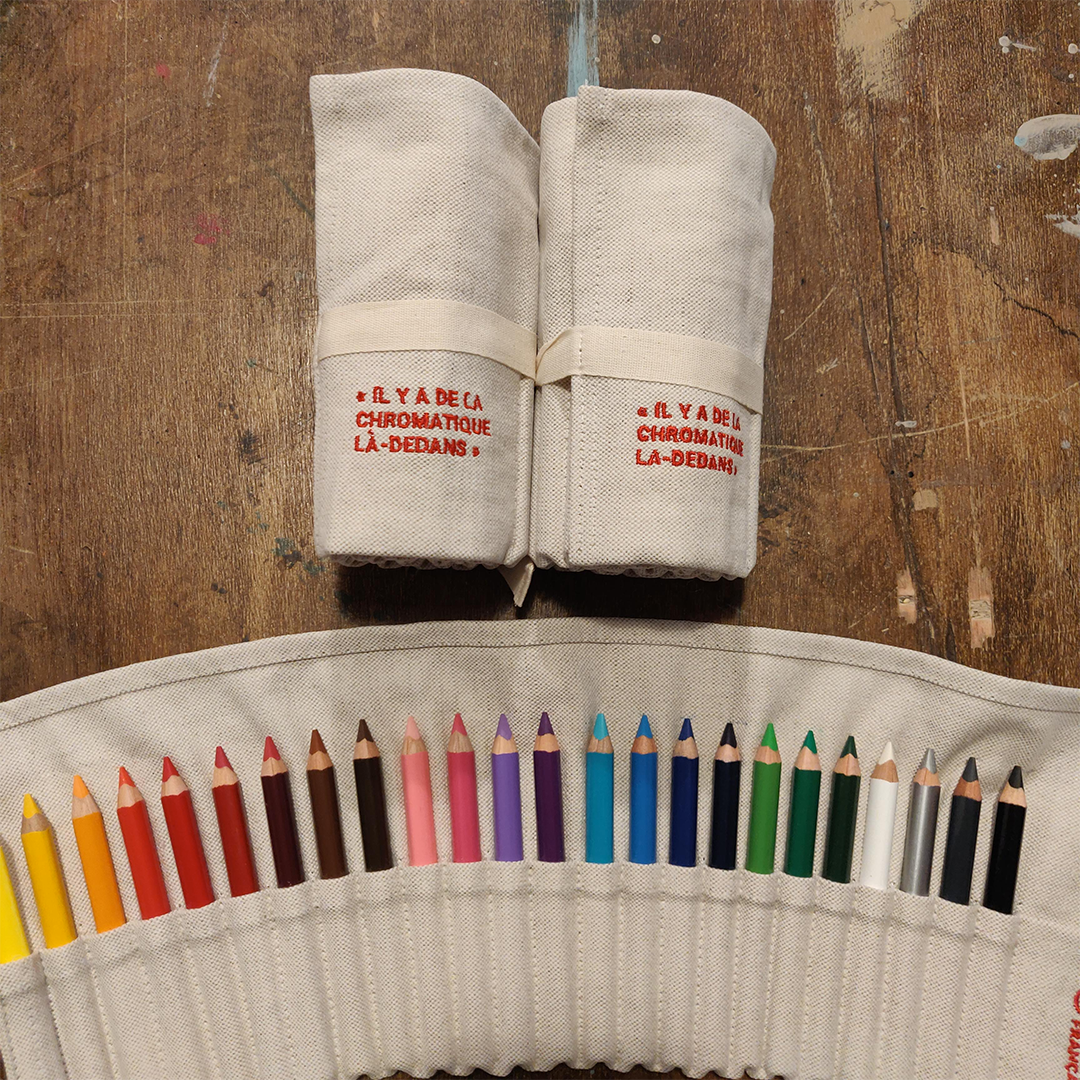 pochette a crayon cartouchiere fabriano couleur mine extra large fabrique en europe citation et logo Il y a de la chromatique là dedans citation moliere comedie francaise