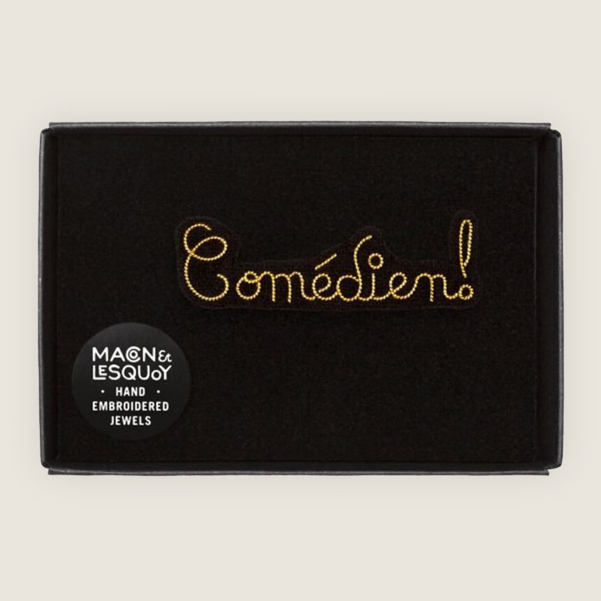 Macon et Lesquoy x Comedie Francaise - Broche brodée a la main - accessoire mode - idee cadeau theatre - Comédien dans boite