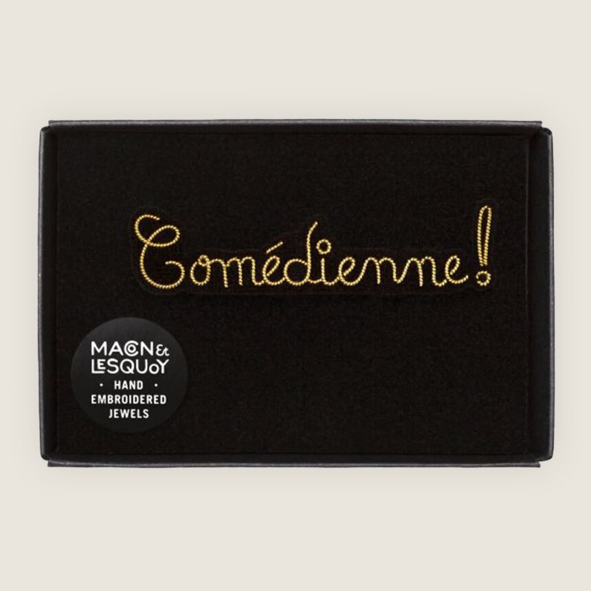 Macon et Lesquoy x Comedie Francaise - Broche brodée a la main - accessoire mode - idee cadeau theatre - Comédienne dans boite