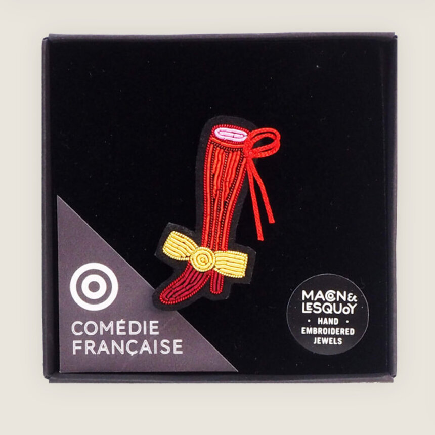 Macon et Lesquoy x Comedie Francaise - Broche brodée a la main - accessoire mode - idee cadeau theatre - botte dans boite