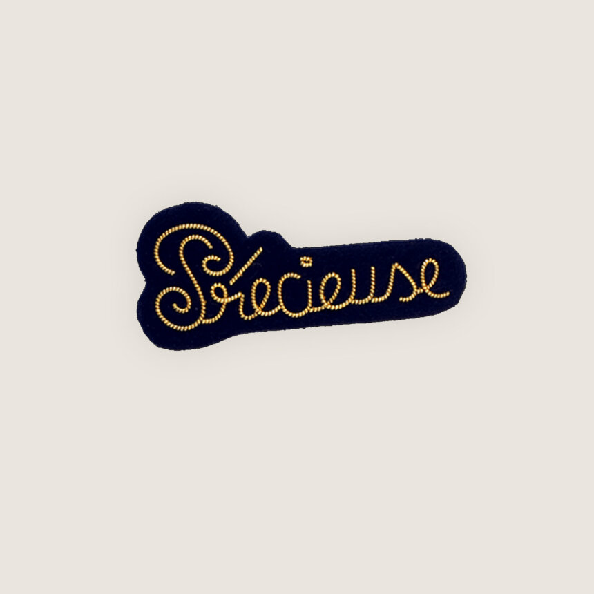 Macon et Lesquoy x Comedie Francaise - Broche brodée a la main - accessoire mode - idee cadeau theatre - précieuse