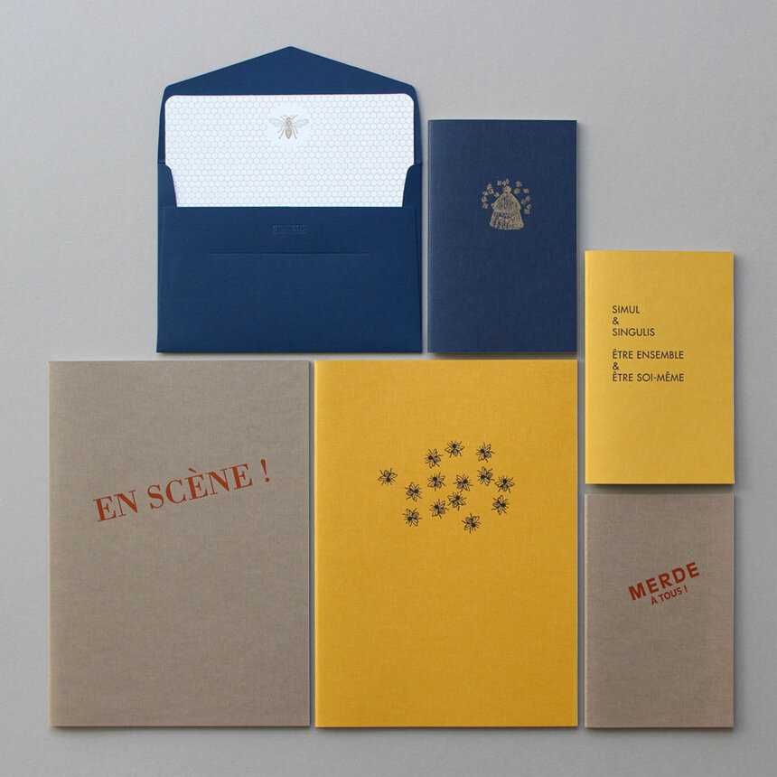 Typographe Comédie Francaise - Papeterie - Fabriqué en France Belgique - Flat Lay