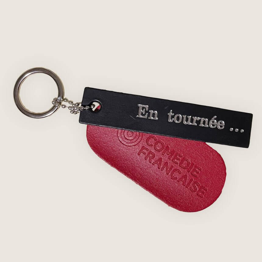 Porte clef en cuir comedie francaise en tournee theatre troupe